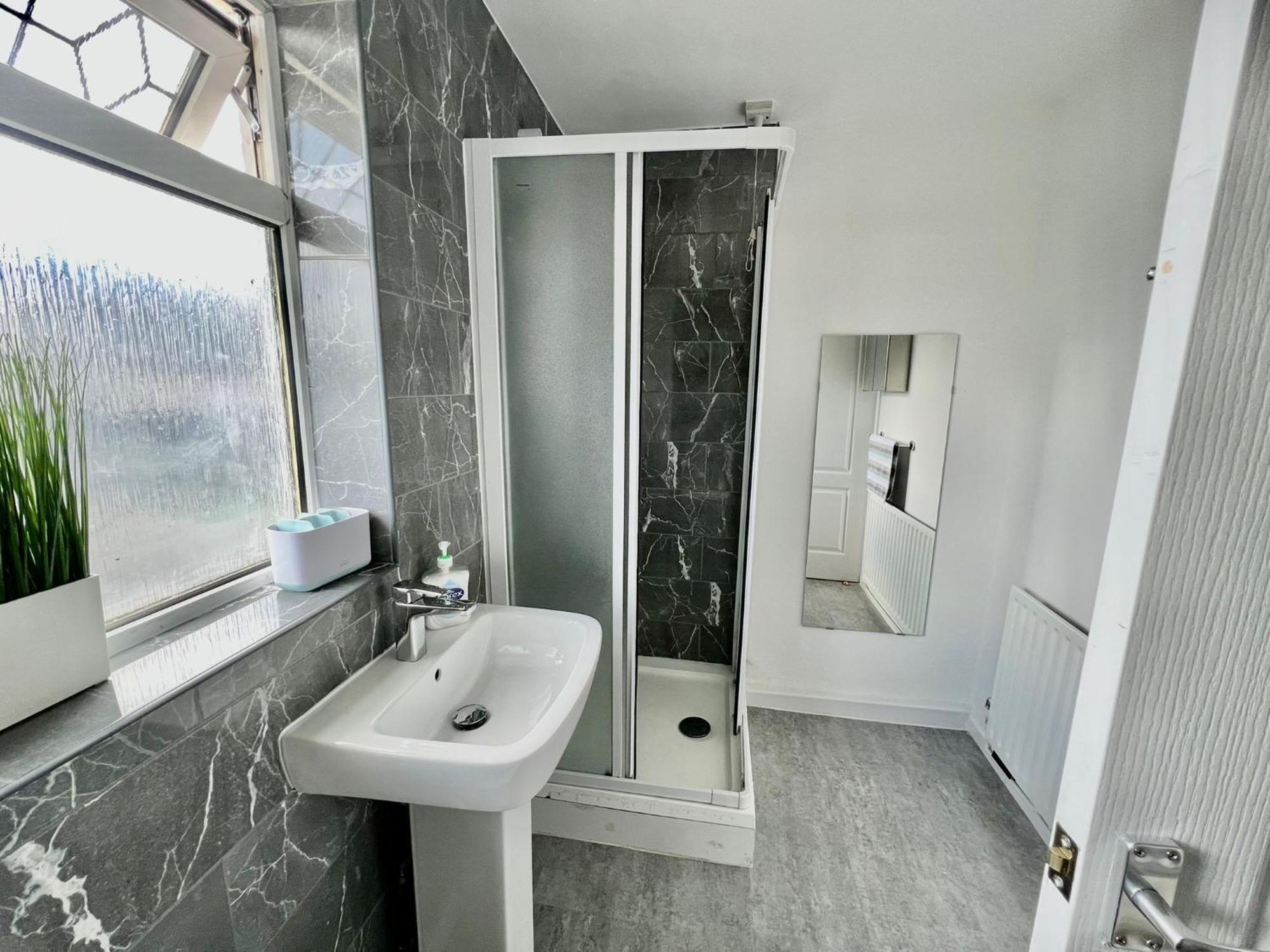 Executive 3 Bedroom Port Talbot Town Centre Margam Sleeps 7 Buitenkant foto