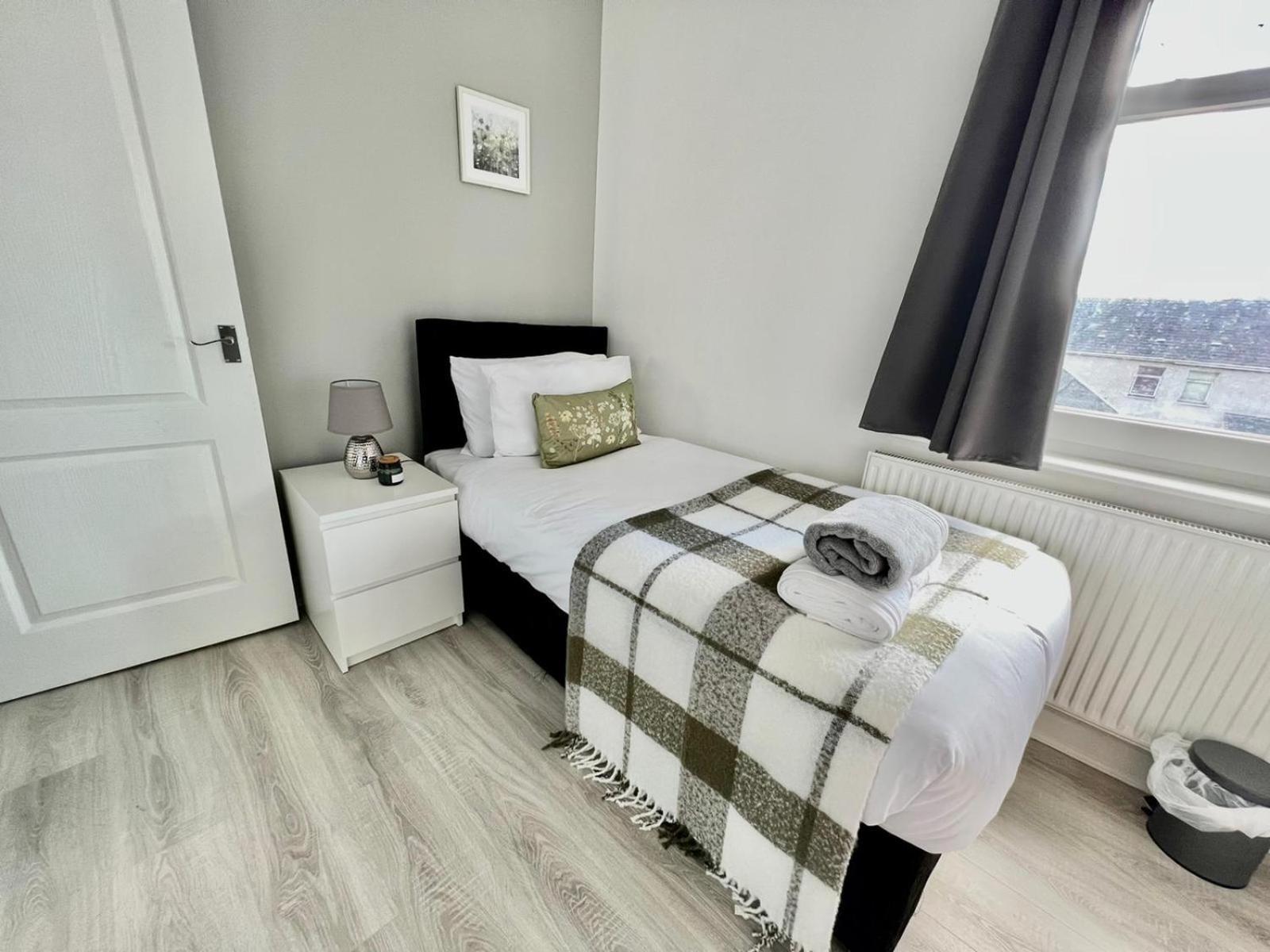 Executive 3 Bedroom Port Talbot Town Centre Margam Sleeps 7 Buitenkant foto
